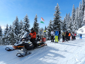 Eten bij de Pingauer hutte in Zell am See en dan achter de sneeuwscooter